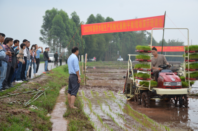 平南县举办2020年水稻机械化插秧暨同步测深施肥现场演示培训会